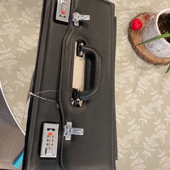 Bugatti hand bag - Picture 2 of 4